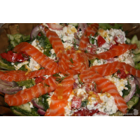 Рецепт: Салат с лососем и зернистым творогом
