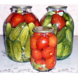 ассорти из огурцов и помидоров на зиму в литровых банках рецепт | Дзен