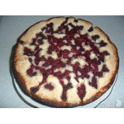 Песочный пирог с ягодами и сметанной заливкой
