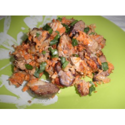 Слоёный салат из жареной печени с солёным огурцом, морковью и яйцом