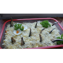 Горячий салат из минтая с овощами и сметаной
