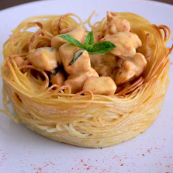 Рецепт: Тефтели с томатным соусом, в гнездах из спагетти