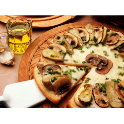Пицца с печенью трески, маринованными грибами и яйцами