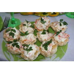Рецепт: Тарталетки из слоеного теста с салатом из морепродуктов