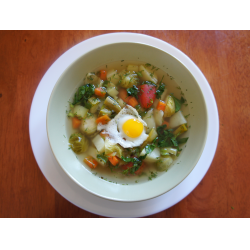Рецепт: Зеленый суп с перепелиными яйцами и шпинатом