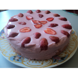 Торт-суфле, украшенный клубникой: как приготовить нежный десерт с ягодами