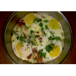 Рецепт: Яичница с помидорами и колбасой