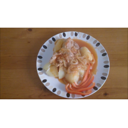 Рецепт: Мясо в томатно - хреновом соусе с луком