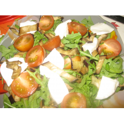 Рецепт: Салат с печеными баклажанами с соусом из помидор