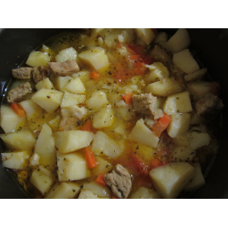 Рецепт: Сочная свинина с картофелем, морковью и помидором в мультиварке