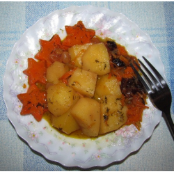 Рецепт: Картофель тушеный с овощами и сухофруктами