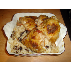 Рецепт: Куриные бедрышки с рисом и черносливом