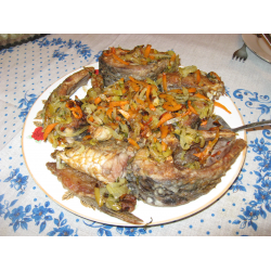Рецепт: Жаренный сазан с под овощами