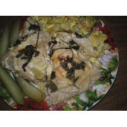 Рецепт: Куриные бедрышки с капустным листом в сметане