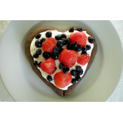 Рецепт: Творожный десерт с ягодами "Сердечко"