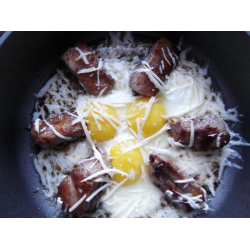 Рецепт: Яичница со свиными ребрышками и сыром