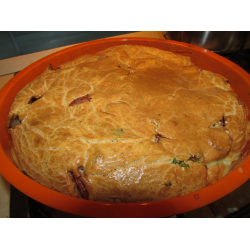 Рецепт: Заливной пирог с сосисками и картошкой