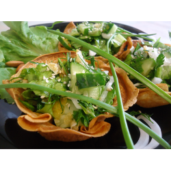 Рецепт: Зеленый салат в чашечках из блинов