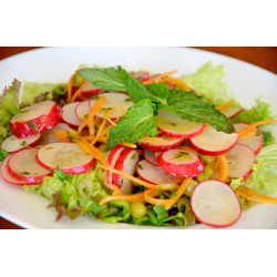 Рецепт: Салат из редиски с зеленым горошком и мятой
