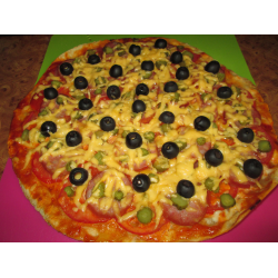 Рецепт: Пицца с колбасой, оливками и маринованными огурчиками
