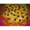 Фото Пицца с колбасой, оливками и маринованными огурчиками