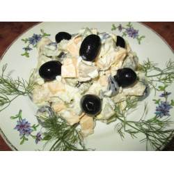 Рецепт: Салат с оливками, сыром и курицей