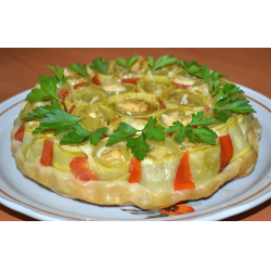 Рецепт: Открытый пирог из овощных рулетиков с сыром и базиликом