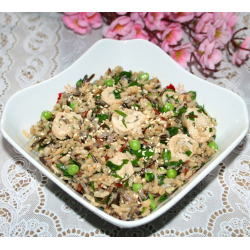 Рецепт: Рисовый салат с куриными рулетиками и зеленым горошком
