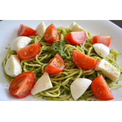 Рецепт: Спагетти с соусом песто, моцареллой и томатами чери