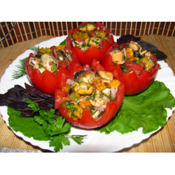 Рецепт: Салат из момордики и мидий в томатных корзиночках