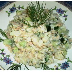Рецепт: Салат с тунцом, огурцом и рисом