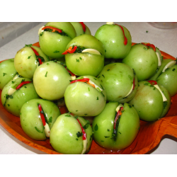 Квашеные зеленые помидоры с чесноком и зеленью