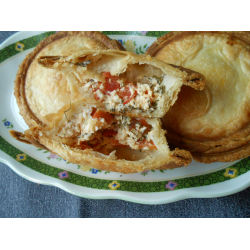 Рецепт: Пирожки с брынзой и помидорами