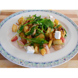 Рецепт: Теплый салат с редисом, картофелем