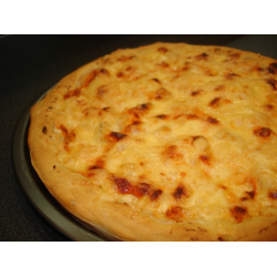 Рецепт: Сырно-творожная пицца с креветками