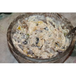 Рецепт: Салат из маринованных грибов с курицей и сыром