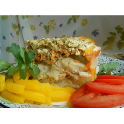 Рецепт: Филе окуня на картофельной подушке, под овощной шубой в сырной заливке