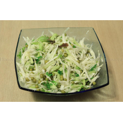Рецепт: Салат из капусты с горошком, луком и зеленью