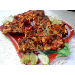 Рецепт: Зимняя пицца с овощами и колбасой