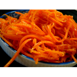 Рецепт: Морковь по-корейски - С гвоздикой и душистым горошком, с заправкой из жареного лука.