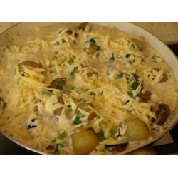 Рецепт: Картофель в сливочно-сырном соусе с грибами