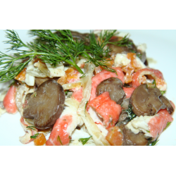 Салат с жареными крабовыми палочками, грибами и яйцом
