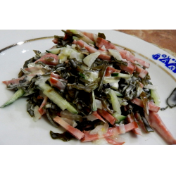 Рецепт: Салат с морской капустой, свежим огурцом и колбаской