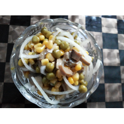 Салат из шампиньонов с кукурузой.