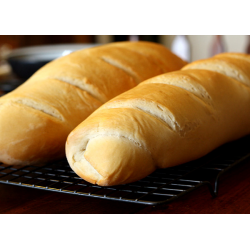 Свежий хлеб с хрустящей корочкой за 30 минут: на один батон требуется всего 200 граммов муки