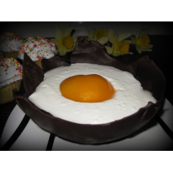 Рецепт: Шоколадные яйца с творожным муссом на Пасху