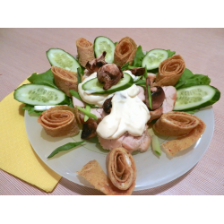 Рецепт: Мясной салат с яичными блинчиками