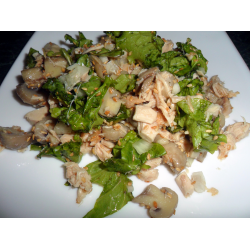 Рецепт: Салат с куриной грудинкой, грибами и кунжутом