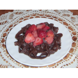 Рецепт: Домашняя шоколадная лапша с клубничным соусом