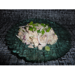 Рецепт: Салат с курицей, ананасами и красным луком